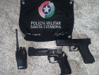 Polícia Militar apreende duas armas falsas e um rádio comunicador em Criciúma