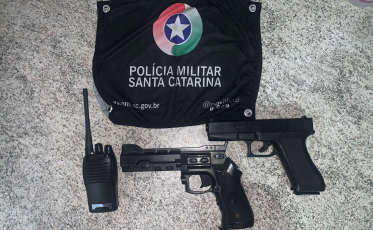 Polícia Militar apreende duas armas falsas e um rádio comunicador em Criciúma