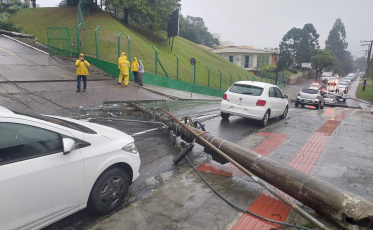 Caminhão atinge fios e derruba quatro postes em Criciúma