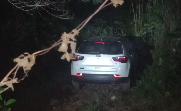 Criminosos invadem residência e roubam caminhonete em Criciúma
