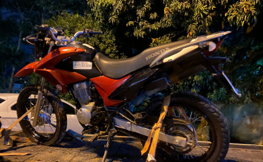 Após denúncia do pai, filho é apreendido com motocicleta furtada