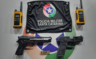 PM apreende simulacro de pistola, rádios comunicadores e munições em Criciúma