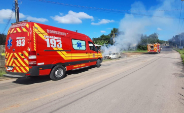 Incêndio atinge veículo no bairro Santa Apôlonia, em Morro da Fumaça