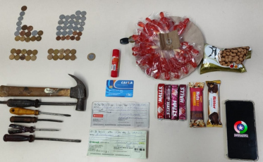 Casal é preso após furtar cheques, moedas, doces e celular em loja de Criciúma