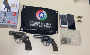 Com veículo roubado e revólveres, dupla é presa em Criciúma
