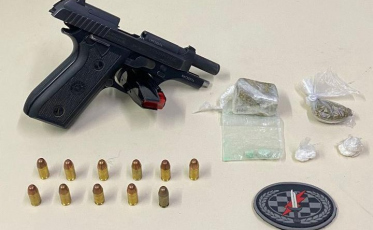 Polícia Militar encontra arma de fogo e drogas em veículo e prende casal no Balneário Rincão