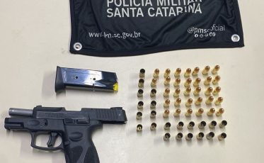 Com arma e munições, dupla é presa em Criciúma