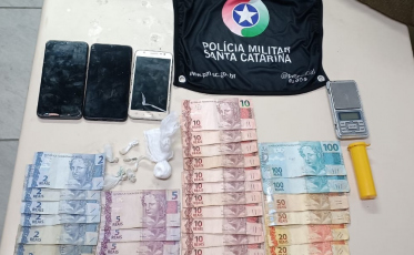 Criciúma: homem é preso e três adolescentes são apreendidos por tráfico de drogas