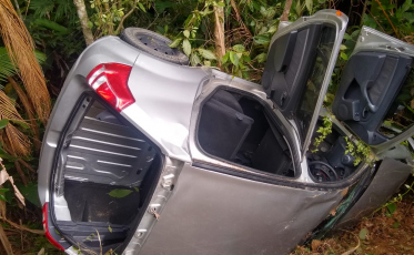 Criciúma: Carro sai da pista na Via Rápida e deixa duas pessoas feridas