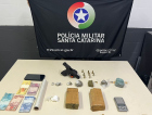 Jovem é preso com arma e quase um quilo de maconha em Criciúma