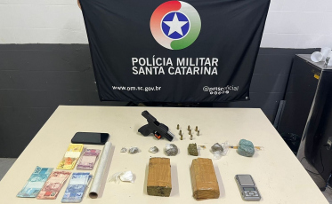 Jovem é preso com arma e quase um quilo de maconha em Criciúma