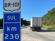 Trecho da BR-101, no Morro dos Cavalos, enfrenta problemas de trafegabilidade | Foto: Thiago Hockmüller/4oito