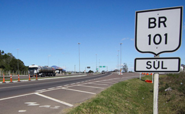 Quatro veículos se envolvem em acidente na BR-101