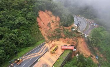 Órgãos estimam que 30 pessoas estejam desaparecidas após deslizamento na BR-376