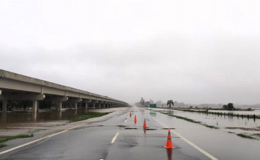 BR-101: água na pista provoca bloqueio em Araranguá