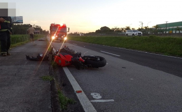 BR-101: homem morre após cair da moto em Laguna