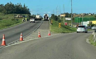 BR-101: saída de pista deixa motorista ferido e pista interditada em Jaguaruna