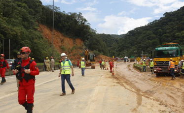 Equipes entram no quarto dia de buscas e avançam na limpeza da pista sul da BR-376