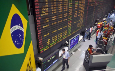 Investir no mercado de ações é como empreender em várias empresas, diz economista 
