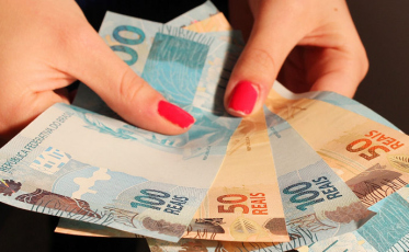 Pesquisa revela que brasileiro quer juntar dinheiro para pagar dívidas