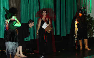 Apresentação teatral auxilia curso de Pedagogia na montagem de brinquedoteca