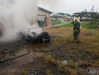 Carro pega fogo no interior de galpão em Meleiro