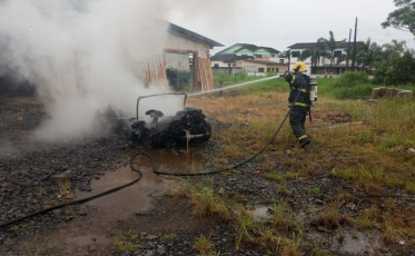 Carro pega fogo no interior de galpão em Meleiro