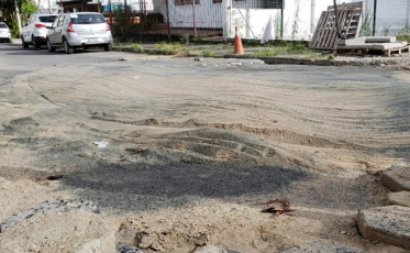 Motoristas reclamam de buraco em rua do Centro de Criciúma
