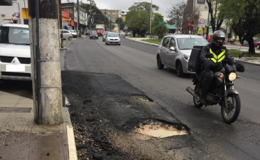 Cuidado com os buracos na Avenida Centenário