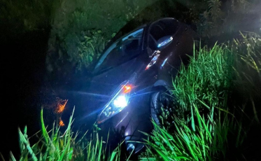 Sangão: motorista perde o controle e veículo cai em valeta