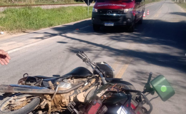 Adolescente é encaminhado ao hospital após colisão entre bicicleta elétrica e moto