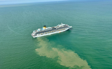 [Vídeo] IMA aciona autoridades após descarte de esgoto por navio em Balneário Camboriú