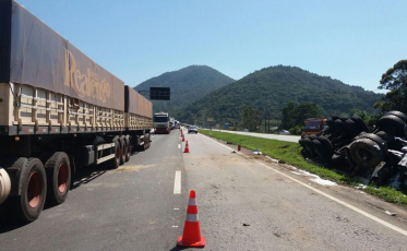 PRF retira caminhão tanque que tombou na BR-101