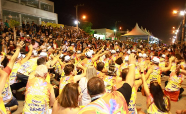 Dez blocos agitam desfile no CarnaRincão