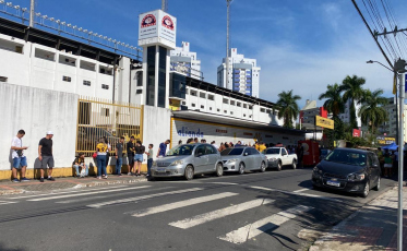 Torcedores formam filas para acompanhar o Jogo das Estrelas