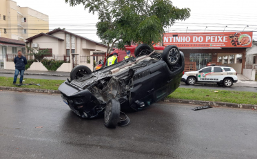 Capotamento de veículo é registrado em Araranguá