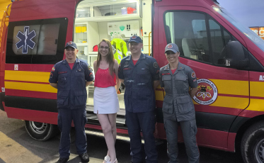 Jovem salva em grave acidente conhece bombeiros que prestaram socorro