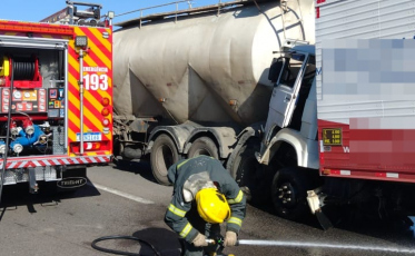 Laguna: acidente de trânsito deixa motorista hospitalizado na BR-101