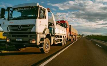 CCR ViaCosteira: viaturas de guincho auxiliam na remoção de veículos pesados na BR-101 Sul