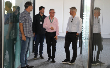 Vice-presidente da Câmara do Comércio Brasil/Austrália conhece projetos da UniSatc