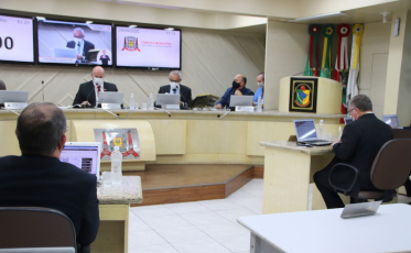 Vereador cobra retirada de postes no meio de vias