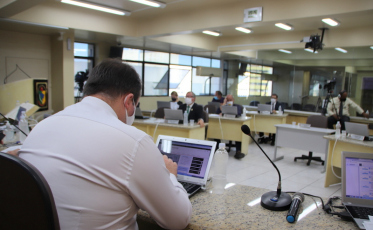 Câmara aprova projeto que proíbe vereador de assumir secretaria