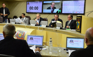 Câmara: Confiança na palavra de um lado e busca por voto do outro