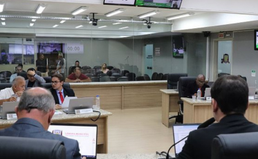 ‘Desrespeitados’: Falta de espaço em sessão da Câmara gera protesto de moradores do Pinheirinho