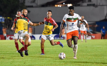 Camboriú e Brusque abrem decisão do Catarinense com empate