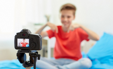 Ministério Público pede remoção de vídeos de youtubers mirins que fazem propaganda