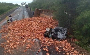 Acidente com caminhão de Morro da Fumaça deixa dois mortos no RS