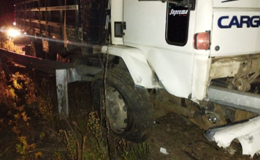 Motorista perde o controle de caminhão e colide em proteção na SC-114