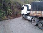 Carreta com dimensões não permitidas tranca o trânsito na Serra do Corvo Branco