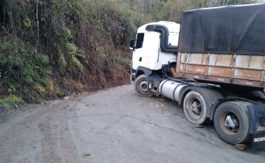 Carreta com dimensões não permitidas tranca o trânsito na Serra do Corvo Branco